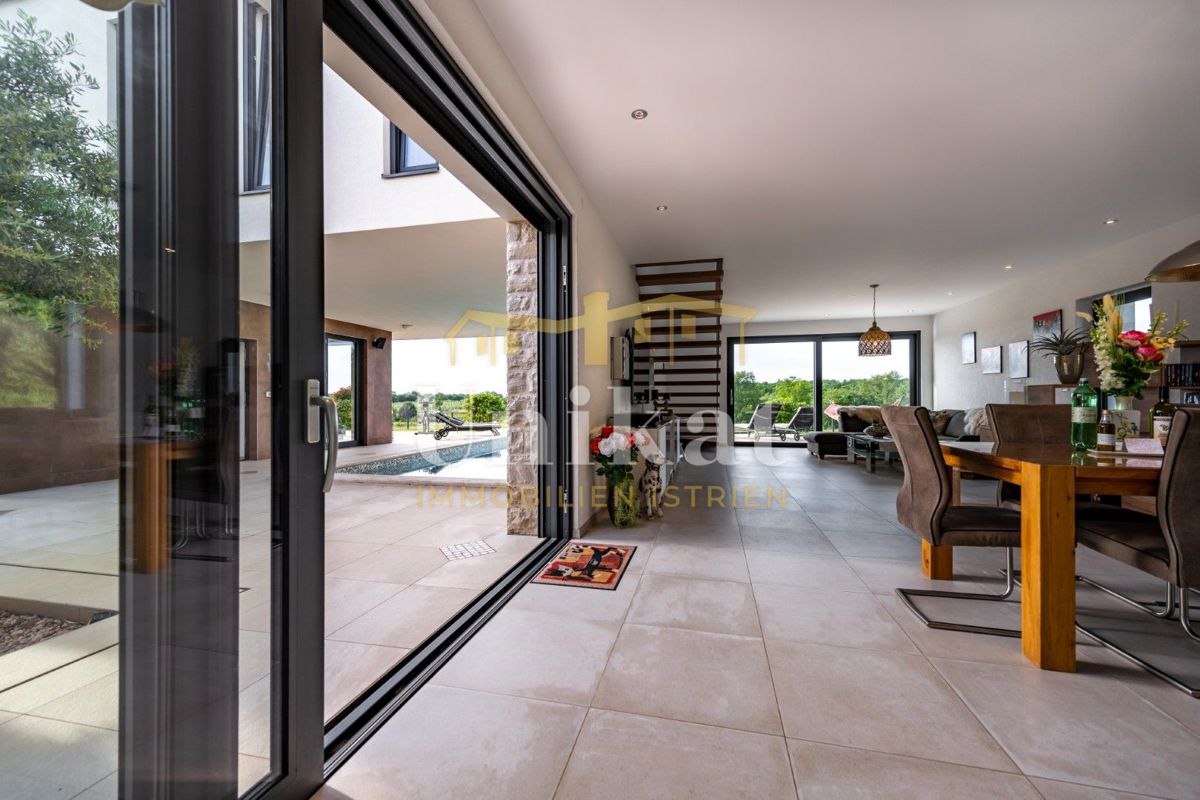 Luksuzna hiša z garažo v kleti - 3 km do morja